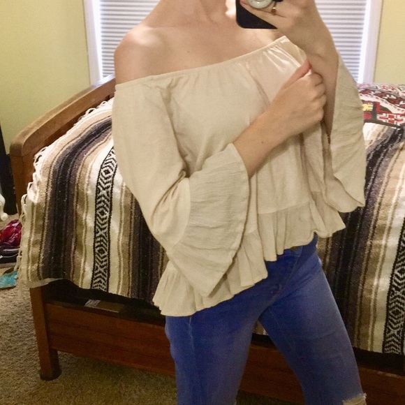 Zara Tops - Zara off the shoulder flowy top!